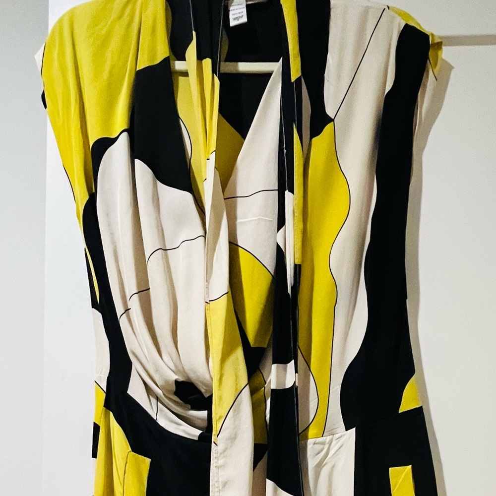 ❤️DIANE VON FURSTENBERG Silk Dress with sash. Stunning!